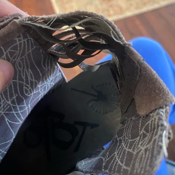 Women’s OTBT Free Spirit Embossed Brown Leather Side Zip Tassels Size 9 Boho - Picture 7 of 7